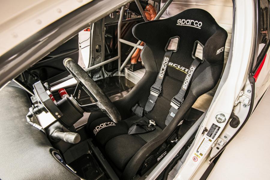 Интерьер Toyota Prius Extreme 2016 года  (фото 8 из 8)